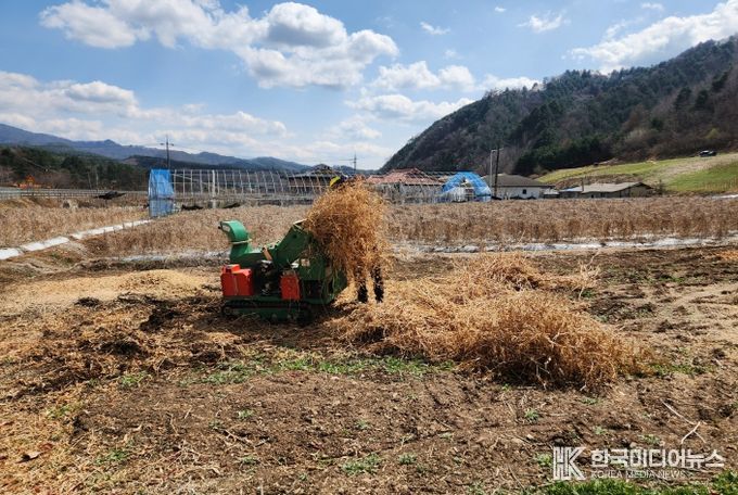 홍천군, 가을철 영농부산물 파쇄작업 통한 자원순환·산불예방 효과 기대