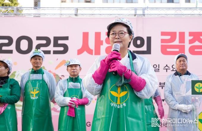 이순희 강북구청장(오른쪽에서 두번째)이 ‘사랑의 김장나눔’ 행사에서 인사말을 전하고 있다.