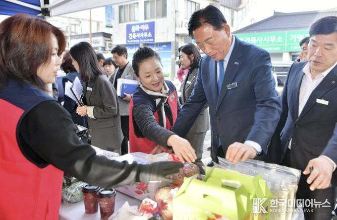 김한종 장성군수가 11일 열린 한여농 가래떡 시식행사에 참여했다. 장성군 제공.