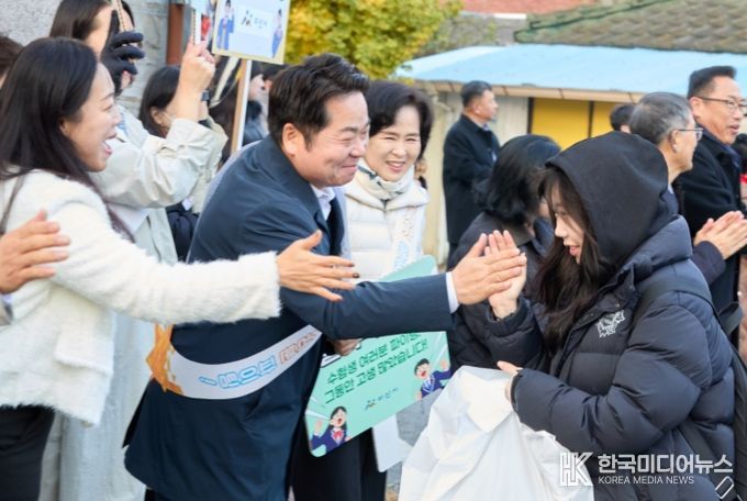 오세현 아산시장이 수능 현장에서 수험생들을 응원하고 있다