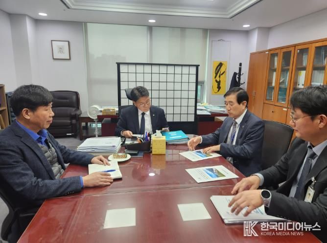 충주시 2026년 정부예산 확보에 총력 기울여(오른쪽에서 두번째 조길형 시장이 가운데 이재관 예결위 소위원과 예산 반영 관련 면담을 하고 있다)