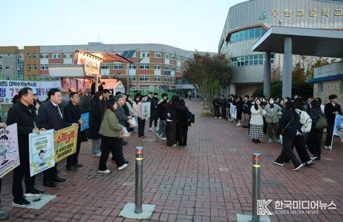 13일 무안고 앞에서 길거리 수능응원을 실시한 무안군