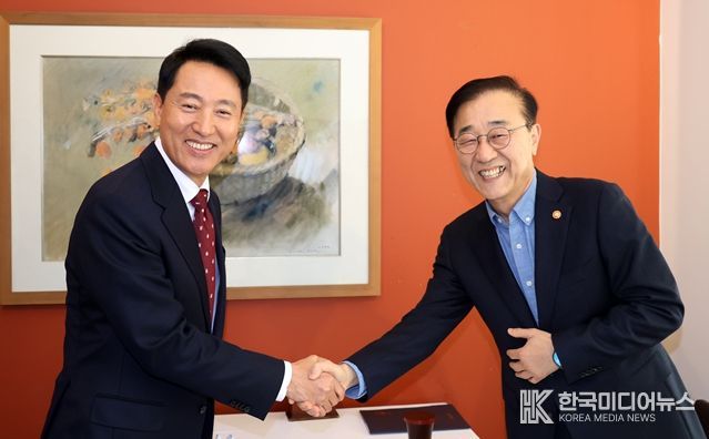 오세훈 서울시장이 13일 오후 김윤덕 국토부장관과 오찬에 앞서 인사를 나누고 있다.