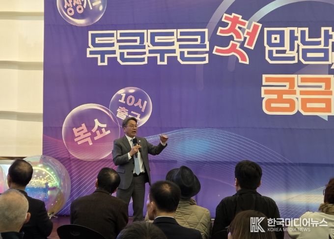 강기정 광주광역시장이 13일 오후 시청 1층 시민홀에서 열린 ‘광주온(ON) 시민정책참여단 만남의 날’ 행사에 참석해 시민들과 시정 현안을 공유하고 있다. /광주광역시 제공