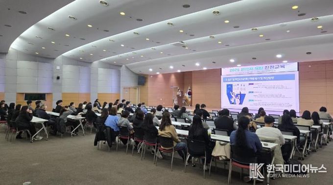 천안시는 14일 시청 대회의실에서 직원 대상 친절교육을 실시했다.