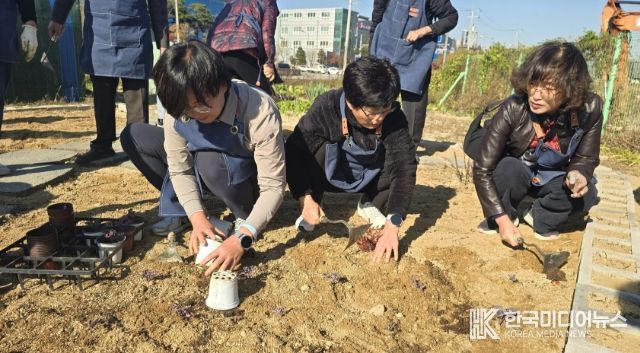 손바닥정원단과 시민들이 고색동 양묘장에서 제7회 수원 정원의 날 행사를 기념해 손바닥정원을 조성하고 있다.