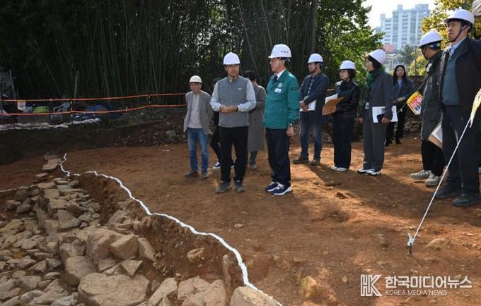 정종복 기장군수가 14일 학술발굴조사 자문회의에서 발굴조사 관계자로부터 현장설명을 듣고 있다