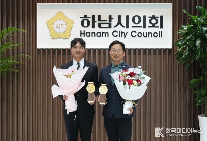 11월 14일 경기동부권시‧군의장협의회 ‘제12회 의정활동 우수의원’ 수상의 영예를 안은 오승철 의원(사진 오른쪽)과 우수 직원 임종복 정책지원관이 기념사진을 찍고 있다. (사진_하남시의회 제공)