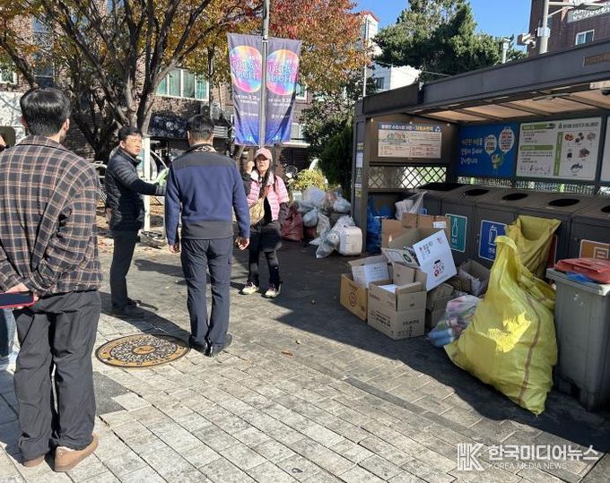 수원시 관계자들이 16일 신풍동 에코스테이션을 점검하고 있다.