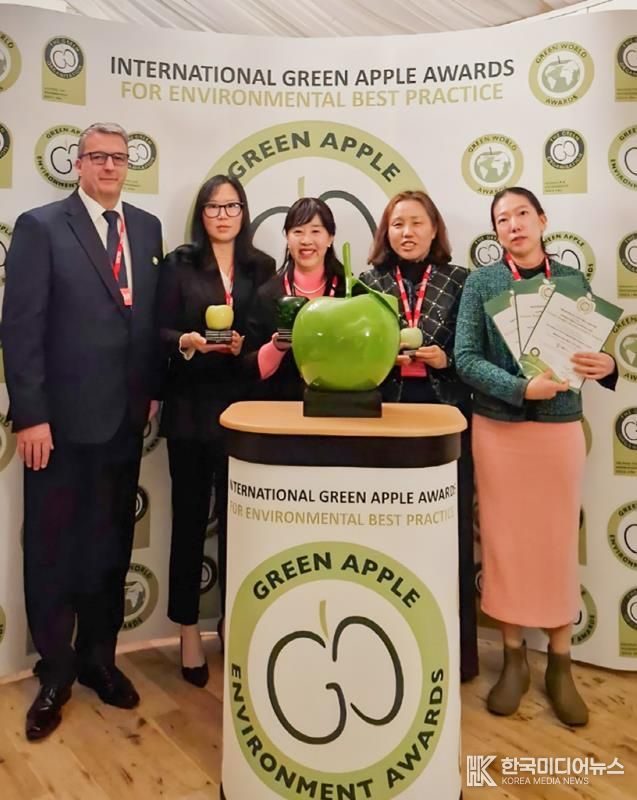 서초구 관계자들이 현지시각 17일 영국 런던 웨스트민스턴 국회의사당에서 열린 그린애플어워즈(Green Apple Awards)에서 대상(Champion), 금상, 은상을 수상하고 기념 촬영하고 있다.