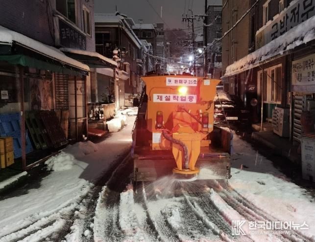 부천시가 강설에 대비해 밤사이 주요 도로 및 결빙취약구간에 제설차를 투입하고 제설작업을 실시하고 있다.