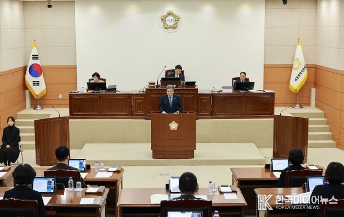 정용래 유성구청장이 20일 유성구의회 본회의에서 2026년도 예산안 제출에 즈음한 시정연설을 하고 있다.