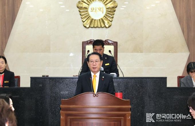 송인헌 군수가 21일 열린 제347회 괴산군의회 제2차 정례회에서 시정연설을 하고 있다.j