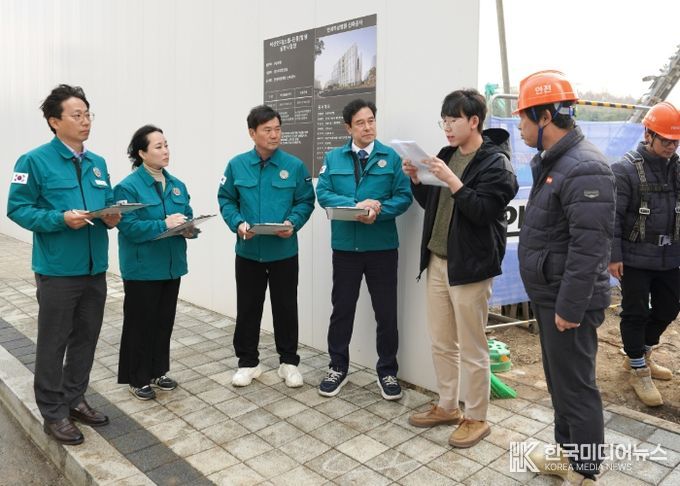 하남시의회 도시건설위원회 소속 의원들이 11월 20일 오후 2025년 행정사무감사를 앞두고 풍산동 소재 연세하남병원 신축 공사 현장을 방문해 도로점용 미준수에 의한 안전사고 예방 관련 질의응답을 하고 있다. (사진_하남시의회 제공)