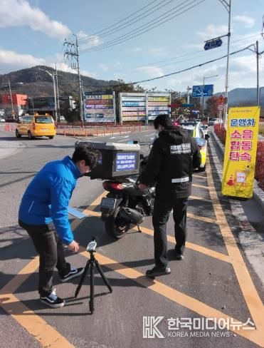 화순군과 화순경찰서, 한국교통안전공단이 합동으로 지난 19일 화순읍 광덕리 일대에서 운행차 소음 합동점검을 펼치고 있다.