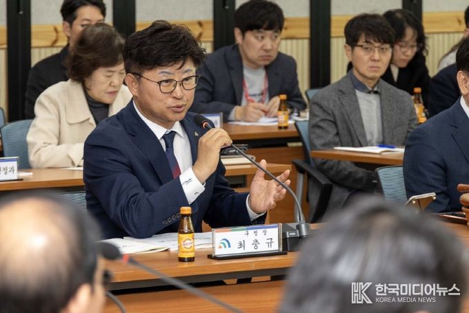 최충규 대덕구청장이 21일 구청 대회의실에서 열린 ‘공약사업주민평가단 회의’에 참석해 인사말을 전하고 있다.