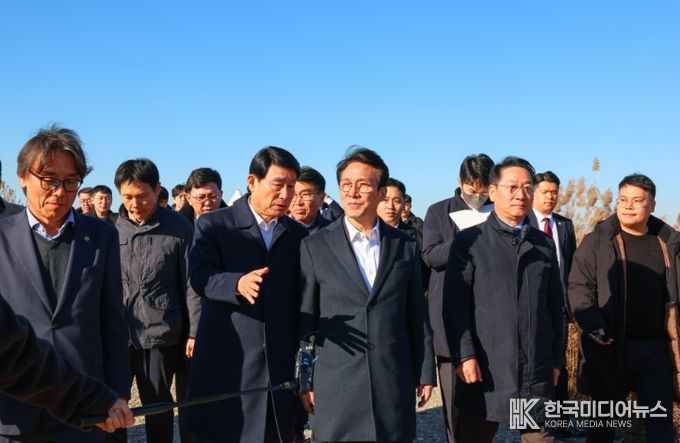 김민석 국무총리가 21일 인천 서구 수도권매립지를 방문, 3-1매립장 위생매립 현황 및 2매립장 상부공간 활용대책에 대해 브리핑을 받으며 점검을 하고 있다.