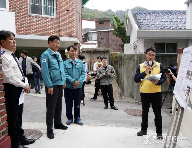 지난해 10월 종로 비상벨 시연에 참석한 정문헌 구청장