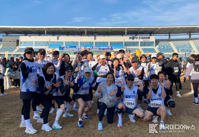 전라남도교육청 소속 마라톤 동호회 ‘길벗 25’동호인들이 23일 열린 ‘2025 김대중마라톤대회 및 제38회 전남교육감기 마라톤 대회’에 참가해 기념사진 촬영을 하고 있다.