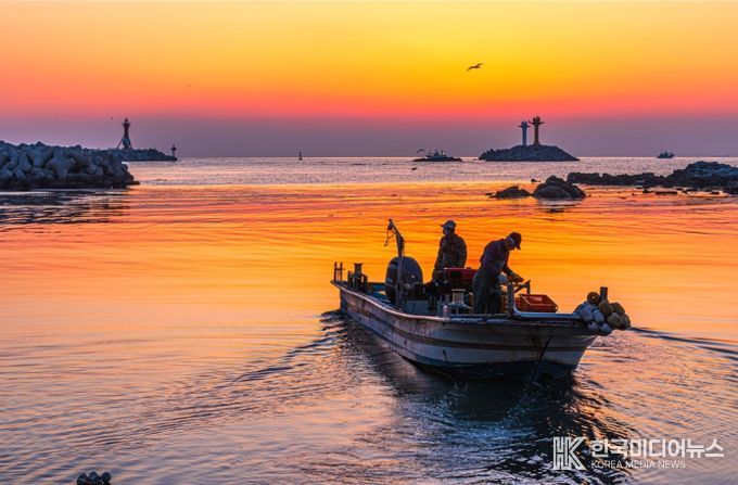 제7회 국가어항 사진 공모전(전문가 사진부문 / 장관상 / 수상자 : 김기홍 / 작품명 : 여명 속의 출어 / 촬영항 : 부산광역시 대변항)