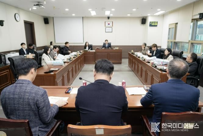 용인특례시의회 자치행정위원회, 행정사무감사 5일차- 용인도시공사, 용인시자원봉사센터, 용인시정연구원 행정사무감사 실시