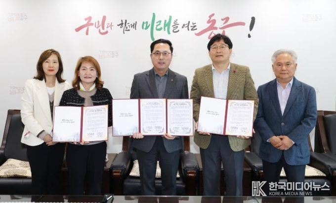 다함께돌봄센터 운영 위·수탁 협약 체결 모습