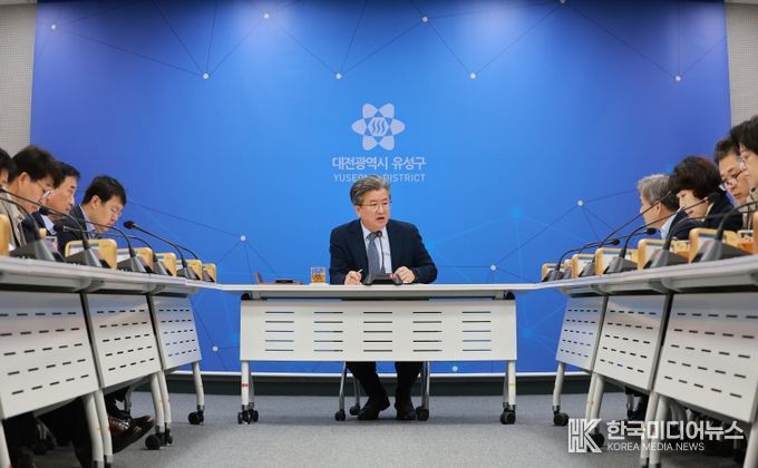 정용래 유성구청장이 25일 열린 주간간부회의를 주재하고 있다.