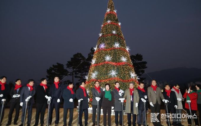 박희조 동구청장과 내빈들이 구청 잔디광장에서 성탄트리 점등식에 참여하고 있다