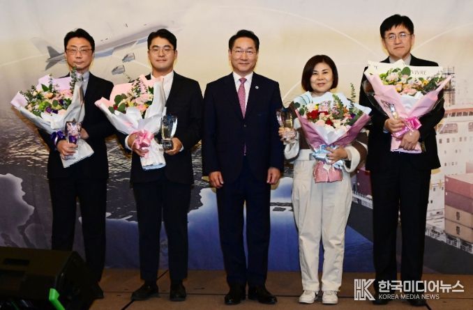 유정복 인천광역시장이 25 연수구 쉐라톤호텔에서 열린 '2025년 인천광역시 물류의날' 행사에서 물류발전대상 시상을 하고 있다.