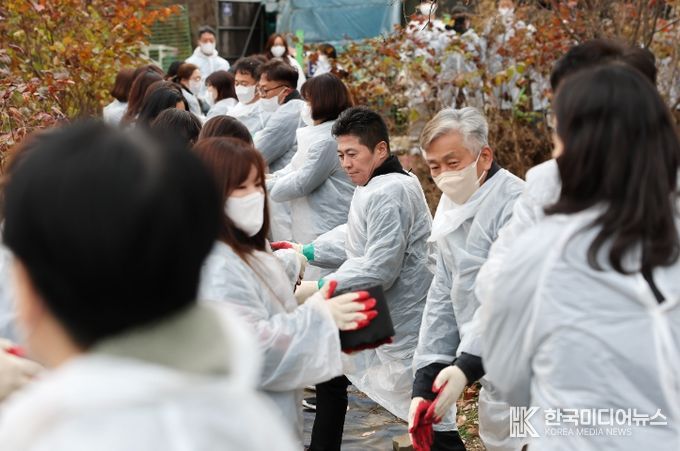 연탄 배달 봉사로 온기 나눈 인천 중구 공직자들