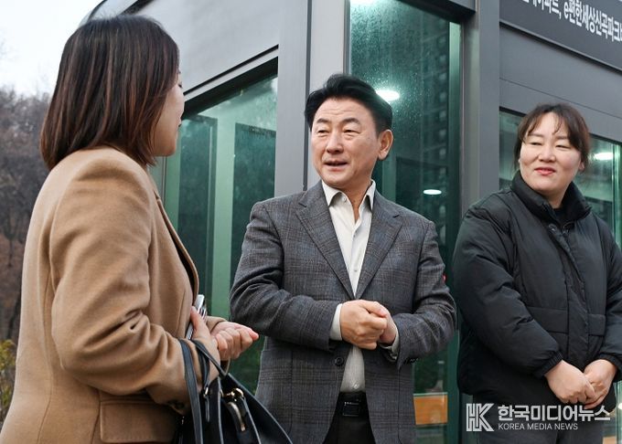 김동근 시장이 11월 26일 신곡동 이편한세상 신곡포레스타뷰아파트 정류소에서 한 시민과 소통하고 있다.