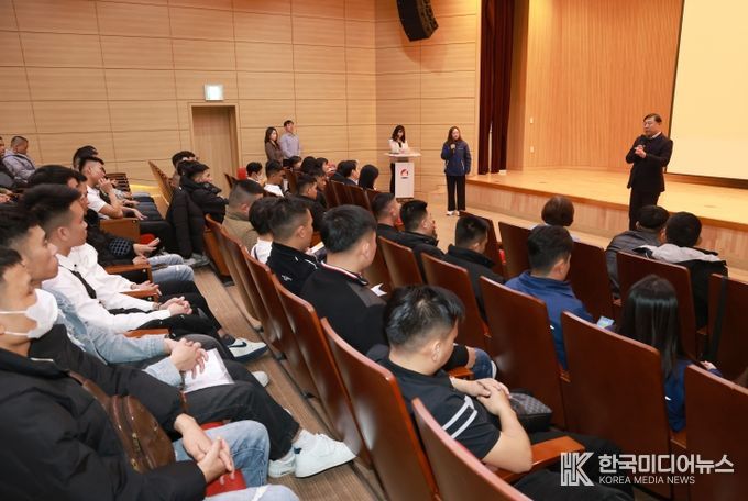 울산 동구는 26일 5층 중강당에서 신규 입국한 베트남 출신 외국인 근로자 40명을 대상으로 슬기로운 동구생활 설명회를 갖고 김종훈 동구청장이 참석해 인사말 및 단체 기념촬영을 하고 있다.