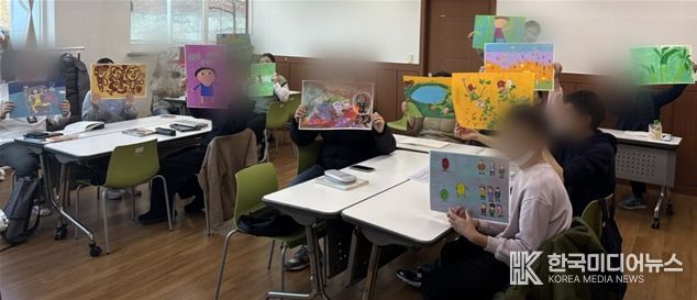 인천장애인종합복지관과 혜원의료재단이 협업한 장애인 예술일자리사업에 참여하는 장애인들이 작품을 들고 기념 촬영을 하고 있다,