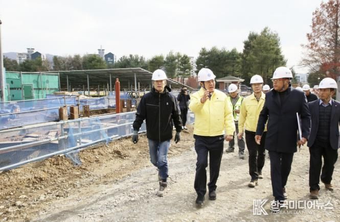 최대호 안양시장이 26일 청계통합정수장 고도정수처리시설 공사 현장을 방문해 진행상황을 점검하고 관계자들을 격려했다