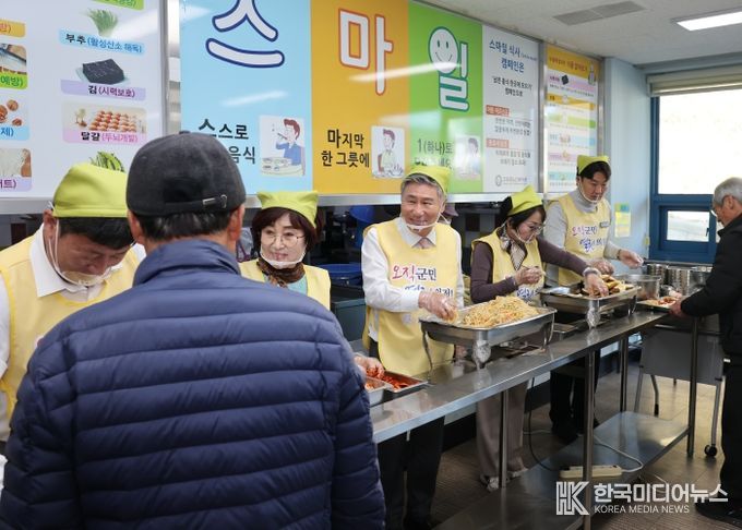 고흥군의회, 관내 노인복지관 찾아 배식 봉사활동 펼쳐