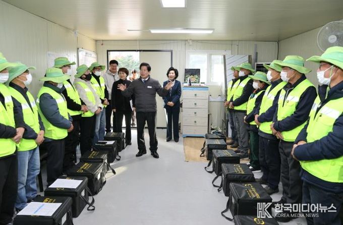 고흥군, 노인일자리 공동체사업단 현장 방문 (1) - 공영민 군수가 27일 고흥시니어클럽 공동체사업단을 방문해 어르신들과 인사를 나누고 격려하고 있다