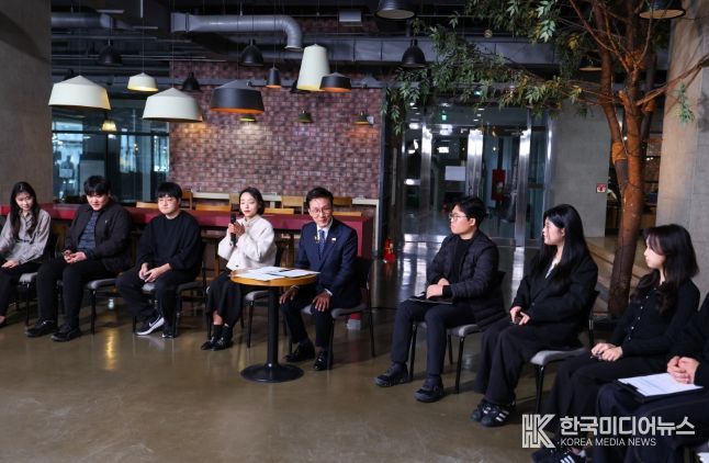 김민석 국무총리가 28일 대전 충남대학교에서 열린'미래대화 1·2·3#청년금융' 제5차 K-토론나라에서 고졸 청년 대출금리 및 청년미래적금 등과 관련한 청년들의 제안을 경청하고 있다.