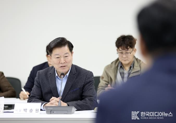 박승원 광명시장이 지난 11월 한국토지주택공사(LH) 광명시흥사업본부에서 김용석 대도시권광역교통위원장을 만나 광명시흥 공공주택지구 광역교통개선대책 추진을 촉구하고 있다.