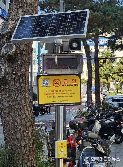 강북구청 앞 광장에 금연벨이 설치된 모습