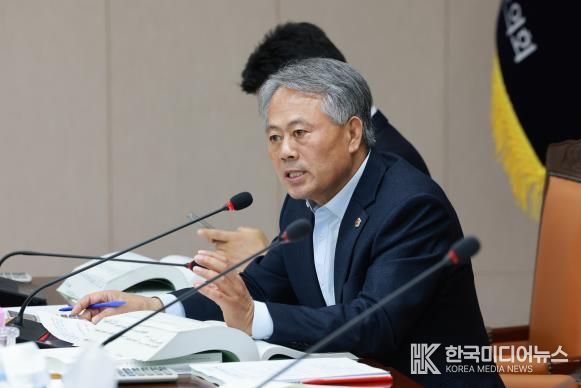 박성재 전남도의원이 농축산식품국 박현식 국장에게 질의하고 있다.