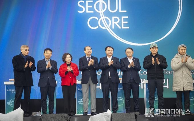 박희영 서울 용산구청장이 용산국제업무지구 기공식 행사 무대에서 기념 퍼포먼스를 하고 있다.