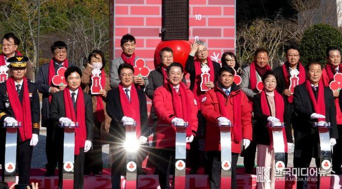 김영록 전라남도지사가 1일 전남도청 광장에서 열린 ‘희망 2026 나눔캠페인’ 출범식 및 사랑의 온도탑 제막식에서 참석자들과 사랑의 온도 올리기 퍼포먼스를 하고 있다.