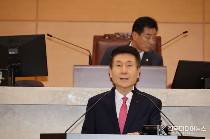 이강덕 포항시장은 1일 제327회 제2회 정례회에서 시정연설에 나섰다.