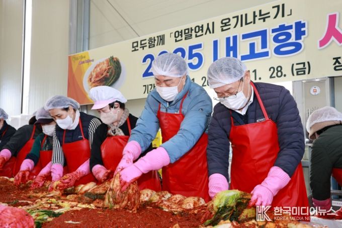 김장 김치를 버무리는 구복규 화순군수