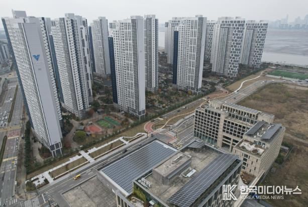 서울대 시흥캠퍼스(우측)와 아파트 사이 부지에 조성된 배곧 도시숲 전경