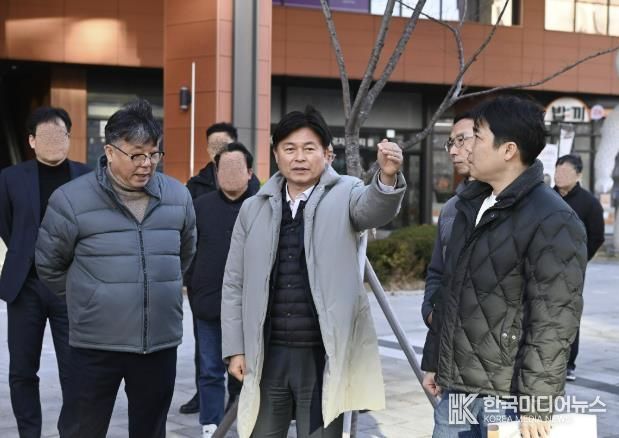 조용익 부천시장이 1일 7호선 신중동역 GTX-B 환기구 공사 예정 현장을 둘러보고 있다.