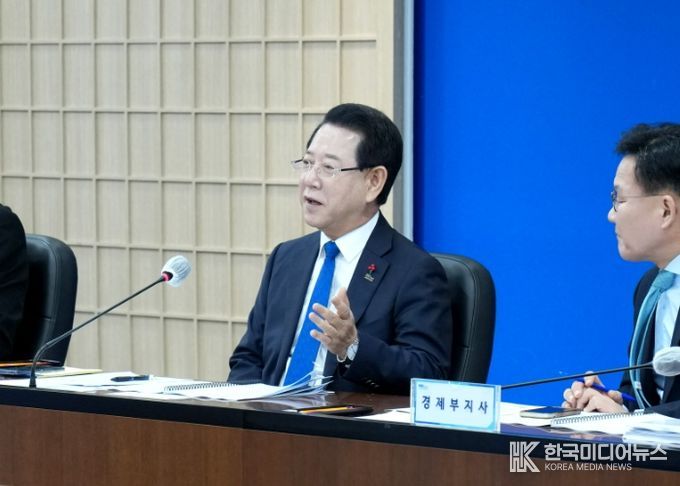 김영록 전라남도지사가 2일 도청 서재필실에서 실국장 정책회의를 주재하고 도정 현안을 논의하고 있다.