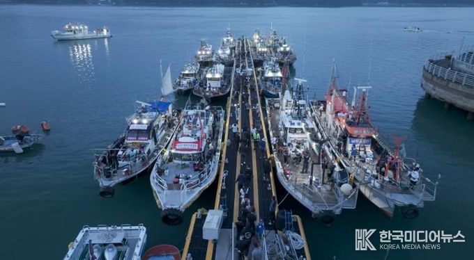 대회 성공을 위해 출항을 준비중인 낚시선박들.