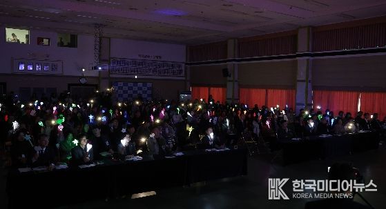 광산구 ‘시민의 힘! 광장의 빛으로 채우는 민주주의’ 퍼포먼스 사진.