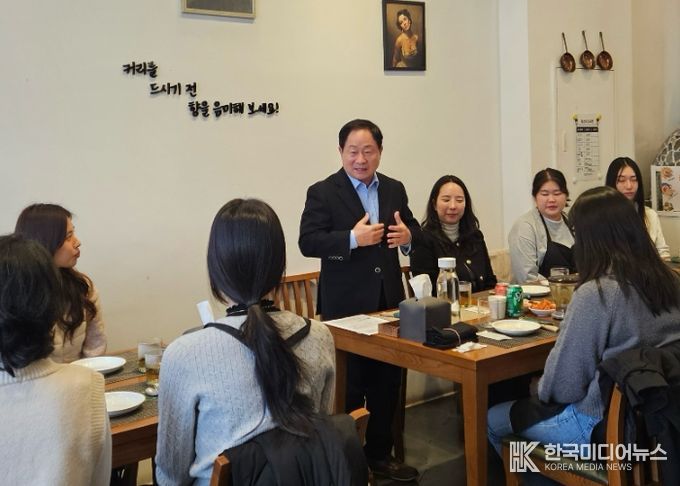 12월 1일 신규공직자들과 소통하며 응원의 메시지를 전달하는 주광덕 시장